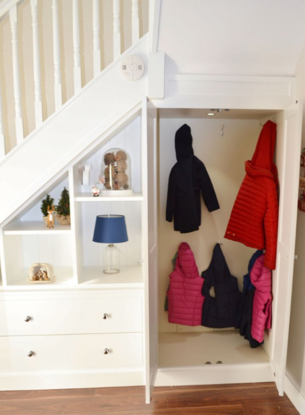 Lemari bawah tangga dengan laci gantung